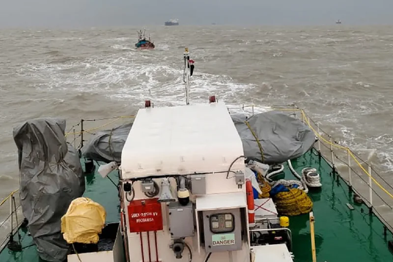 Coast Guard rescues 7 Indian fishermen from Pak