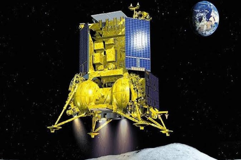 Russia's Luna-25 spacecraft has crashed into the moon,