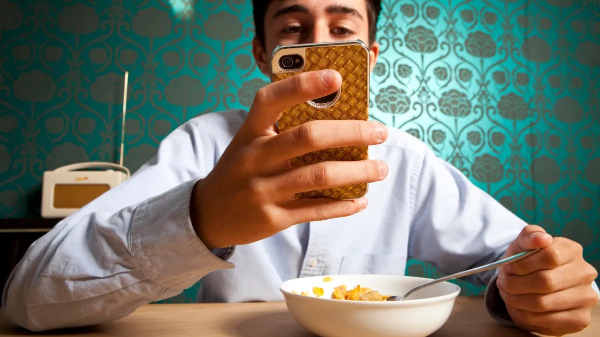 Extreme bad side effects of using phone while eating