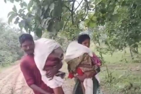 ಹೆಗಲ ಮೇಲೆಯೇ ಮಕ್ಕಳ ಶವ ಹೊತ್ತೊಯ್ದ ದಂಪತಿ; ಮಹಾರಾಷ್ಟ್ರದಲ್ಲೊಂದು ಕರುಣಾಜನಕ ಘಟನೆ…