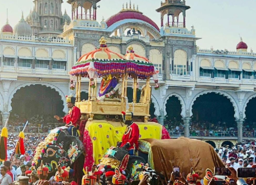 ವಿಶ್ವ ವಿಖ್ಯಾತ ಜಂಬೂಸವಾರಿ ಆರಂಭ: ನಾಡದೇವಿ ಹೊತ್ತು ಕ್ಯಾಪ್ಟನ್ ಅಭಿಮನ್ಯು ಹೆಜ್ಜೆ