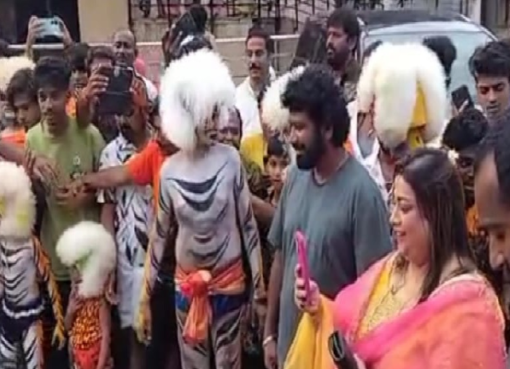 ಕುಕ್ಕೆ ದೇವಳಕ್ಕೆ ರಕ್ಷಿತಾ ಪ್ರೇಮ್ ಆಗಮನ; ಹುಲಿಕುಣಿತ ವೀಕ್ಷಿಸಿ ಖುಷಿಪಟ್ಟ ತಾರಾ ದಂಪತಿ rakshita prem visit kukke