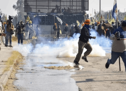 ಪ್ರತಿಭಟನೆ ವೇಳೆ ಅಶ್ರುವಾಯು, ಜಲ ಫಿರಂಗಿ ಬಳಕೆ; 17 ಮಂದಿ ರೈತರಿಗೆ ಗಾಯ farmers-injured