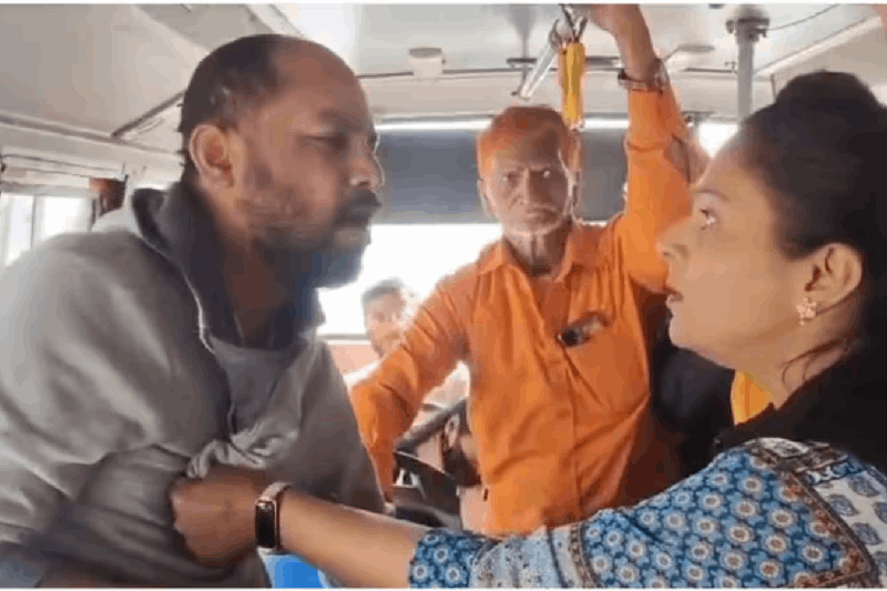 ಬಸ್‌ನಲ್ಲಿ ಲೈಂಗಿಕ ಕಿರುಕುಳ ನೀಡಿದ ಕಿಡಿಗೇಡಿ; ಬರೋಬ್ಬರಿ 26 ಬಾರಿ ಕಪಾಳಮೋಕ್ಷ ಮಾಡಿದ ಮಹಿಳೆ, ವಿಡಿಯೋ ವೈರಲ್