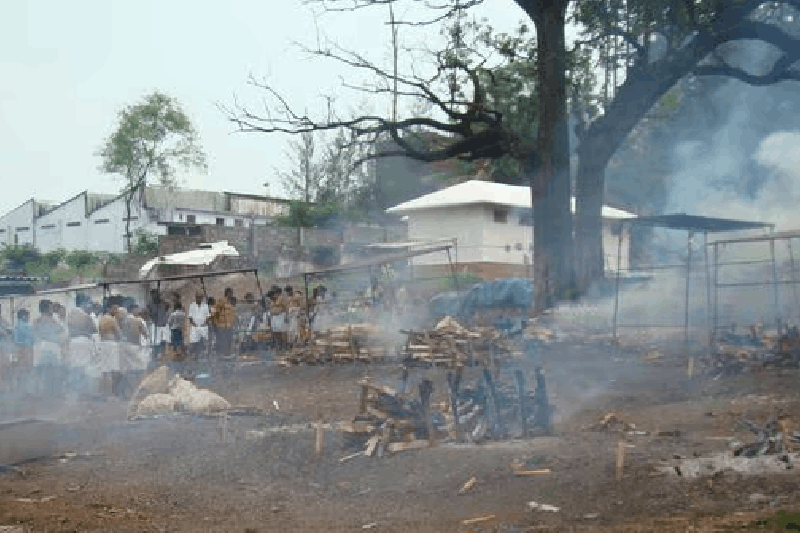 ತಂದೆ ಮೃತದೇಹ ತುಂಡು ಮಾಡುವಂತೆ ಅಣ್ಣ-ತಮ್ಮ ಪಟ್ಟು; ಅಂತ್ಯಸಂಸ್ಕಾರದ ವೇಳೆ ಸಹೋದರರ ಫೈಟ್
